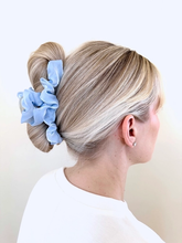 Carica l&#39;immagine nel visualizzatore di Gallery, Solar Eclipse - Fermaglio per Capelli - In organza con Volant  - Azzurro Cielo
