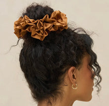 Carica l&#39;immagine nel visualizzatore di Gallery, Kitsch - Mega Scrunchies Camel

