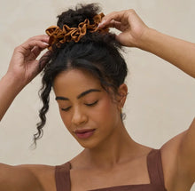 Carica l&#39;immagine nel visualizzatore di Gallery, Kitsch - Mega Scrunchies Camel

