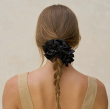 Carica l&#39;immagine nel visualizzatore di Gallery, Kitsch - Mega Scrunchies Black
